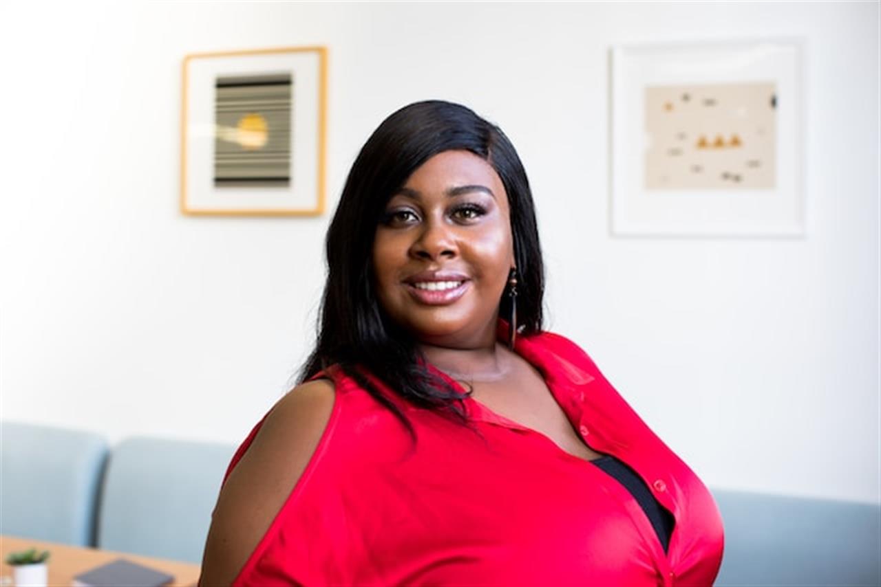 Strålende og selvsikker find den perfekte plus size kjole til festlige anledninger